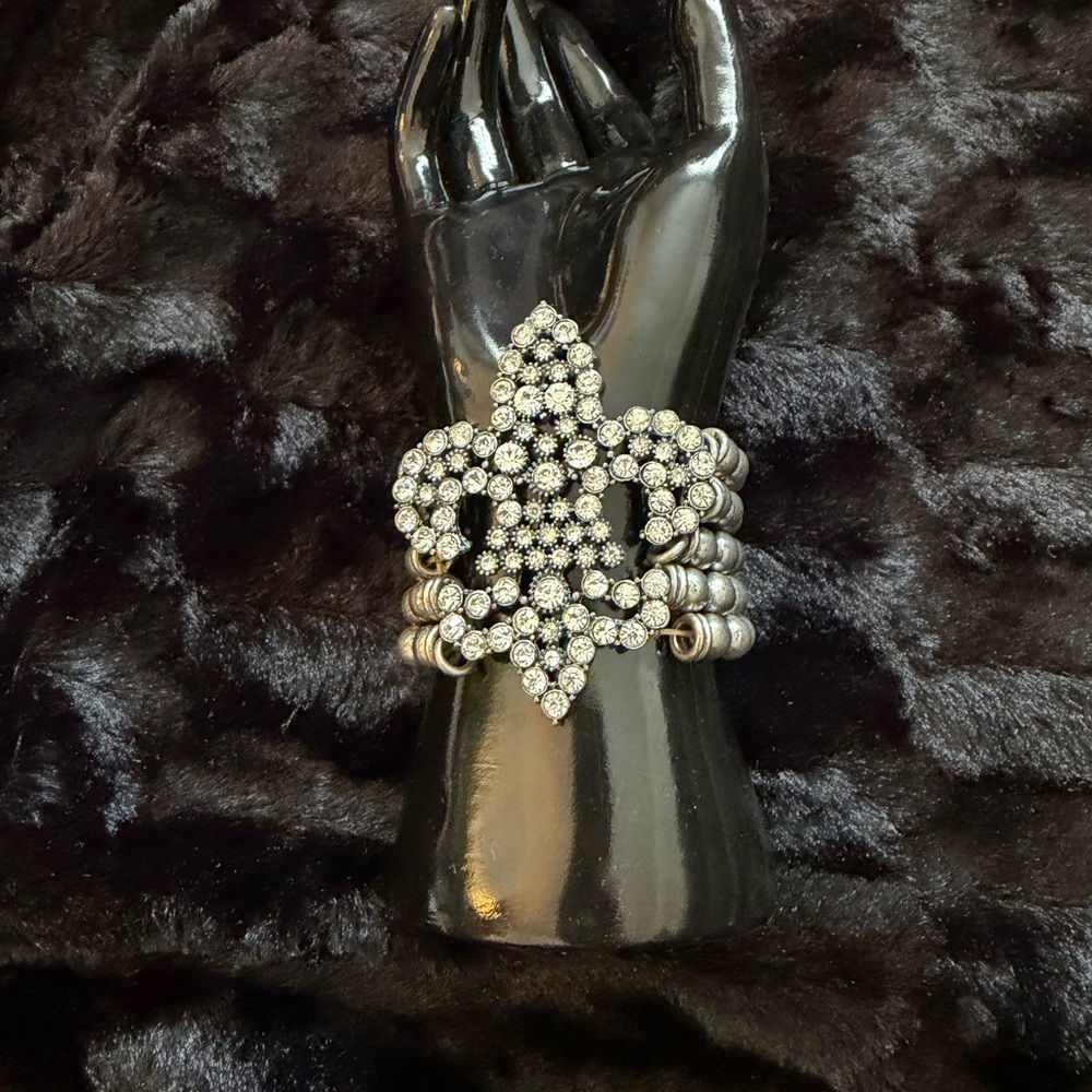 Elegant Silver Tone Fleur-de-Lis Bracelet